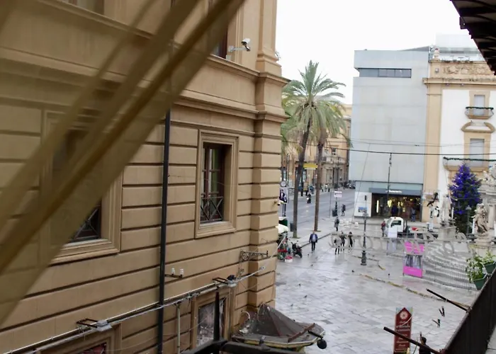 VUCCIRIA 57 locazione turistica nel cuore pulsante della movida!